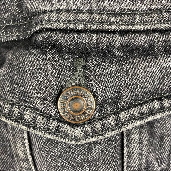 Levi's Jacket Womens M‎ Black Denim Cropped Trucker Raw Edges Collarless Fade - Picture 6 of 16
